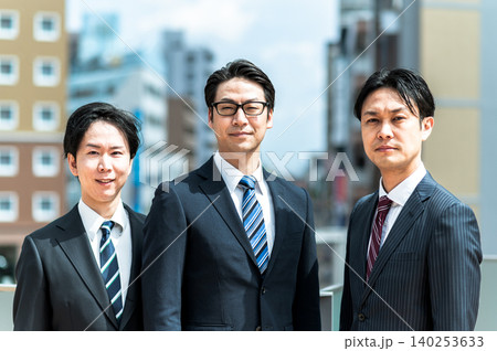 スーツ姿の男性3人のビジネスシーン 140253633