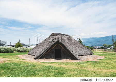 平安時代の復元竪穴住居と青空の広がる平出遺跡 平安時代の復元竪穴住居と青空の広がる平出遺跡 140253682