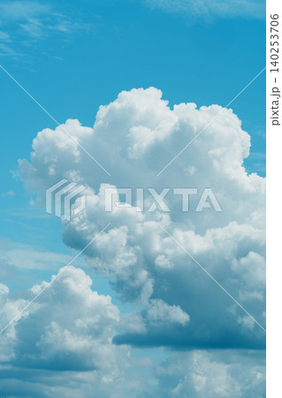 夏の青空と白い雲 夏のイメージ 夏の青空と白い雲 夏のイメージ 140253706