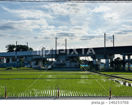 初夏の越後川口市に架かる新東名高速道路の風景 初夏の越後川口市に架かる新東名高速道路の風景 140253708