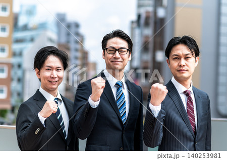 3人のスーツ姿の男性が拳を握り前向きな表情をしている 3人のスーツ姿の男性が拳を握り前向きな表情をしている 140253981