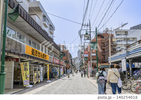 神奈川県相模原市の都市風景 小田急相模原駅前商店街 神奈川県相模原市の都市風景 小田急相模原駅前商店街 140254018
