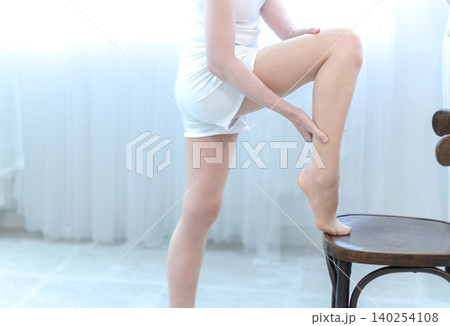 脚のマッサージをする女性 脚のマッサージをする女性 140254108