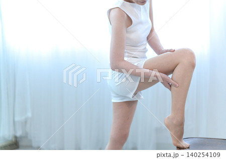 脚のマッサージをする女性 脚のマッサージをする女性 140254109