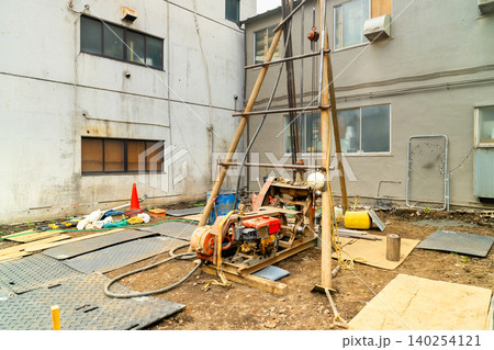 建て替え前の土地で行う地盤調査作業 建て替え前の土地で行う地盤調査作業 140254121