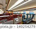 乗客が少ない遅い時間の新幹線の座席 140254279