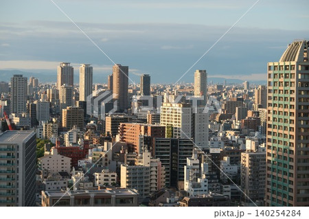 大阪市中心部の高層マンション群と都市景観 140254284