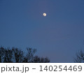 林の向こうに沈む満月 140254469