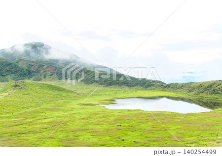 阿蘇山にある草千里ヶ浜の美しい自然風景 阿蘇山にある草千里ヶ浜の美しい自然風景 140254499