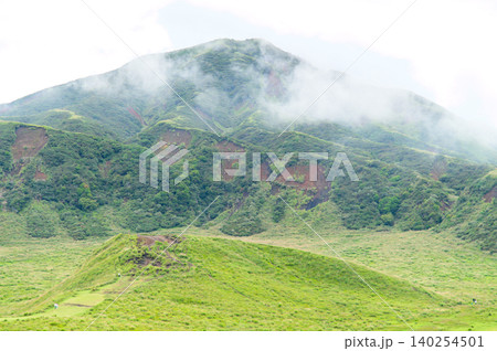 阿蘇山にある草千里ヶ浜の美しい自然風景 阿蘇山にある草千里ヶ浜の美しい自然風景 140254501