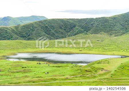阿蘇山にある草千里ヶ浜の美しい自然風景 阿蘇山にある草千里ヶ浜の美しい自然風景 140254506