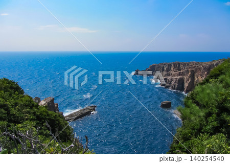 和歌山県白浜町の三段壁から望む壮大な夏の海岸風景 和歌山県白浜町の三段壁から望む壮大な夏の海岸風景 140254540