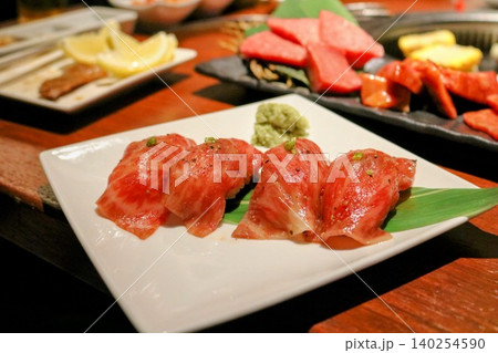 皿に盛られた肉寿司 皿に盛られた肉寿司 140254590