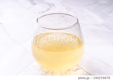 果粒入りリンゴ果汁入り飲料 果粒入りリンゴ果汁入り飲料 140254678