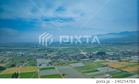 梅雨が近づいてきて大気に水蒸気が多く含まれている状態の富山県にある黒部川扇状地の様子 梅雨が近づいてきて大気に水蒸気が多く含まれている状態の富山県にある黒部川扇状地の様子 140254768