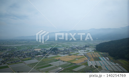 梅雨が近づいてきて大気に水蒸気が多く含まれている状態の富山県にある黒部川扇状地の様子 140254769