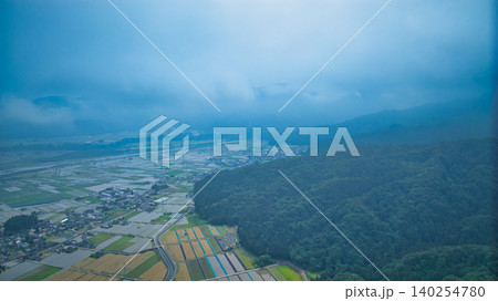 梅雨が近づいてきて大気に水蒸気が多く含まれている状態の富山県にある黒部川扇状地の様子 梅雨が近づいてきて大気に水蒸気が多く含まれている状態の富山県にある黒部川扇状地の様子 140254780
