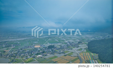 梅雨が近づいてきて大気に水蒸気が多く含まれている状態の富山県にある黒部川扇状地の様子 梅雨が近づいてきて大気に水蒸気が多く含まれている状態の富山県にある黒部川扇状地の様子 140254781