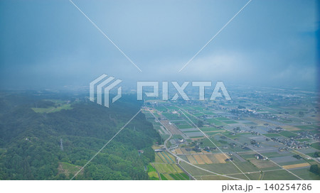 梅雨が近づいてきて大気に水蒸気が多く含まれている状態の富山県にある黒部川扇状地の様子 梅雨が近づいてきて大気に水蒸気が多く含まれている状態の富山県にある黒部川扇状地の様子 140254786
