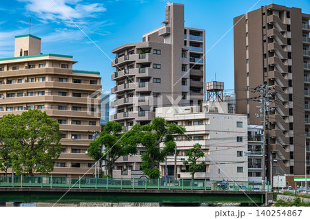 天満川沿いにマンションが建ち並ぶ住宅街 天満川沿いにマンションが建ち並ぶ住宅街 140254867