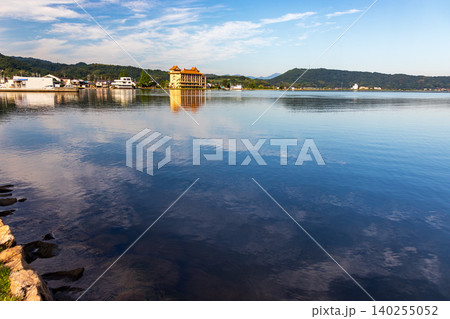 穏やかな朝の湖と空の風景 穏やかな朝の湖と空の風景 140255052