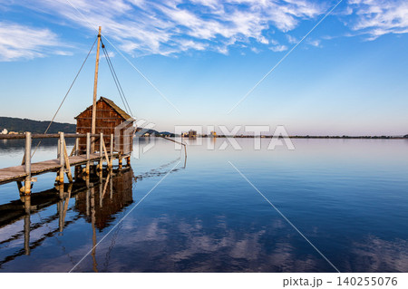 穏やかな朝の湖と空の風景 穏やかな朝の湖と空の風景 140255076
