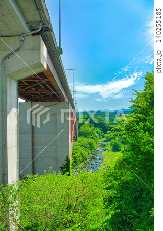 栃木県那須郡那須町 那須と那須塩原を結ぶ那須高原大橋 栃木県那須郡那須町 那須と那須塩原を結ぶ那須高原大橋 140255185