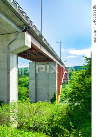 栃木県那須郡那須町 那須と那須塩原を結ぶ那須高原大橋 栃木県那須郡那須町 那須と那須塩原を結ぶ那須高原大橋 140255186