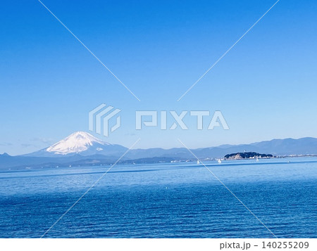 森戸海岸から望む江ノ島と富士山 森戸海岸から望む江ノ島と富士山 140255209