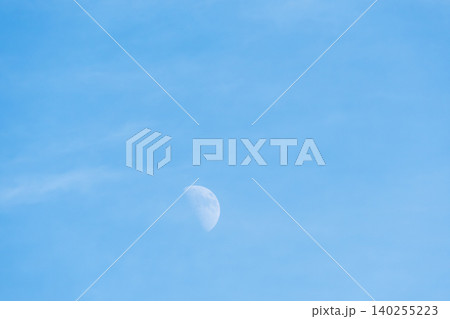 青空に浮かぶ昼間の白い半月 青空に浮かぶ昼間の白い半月 140255223
