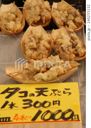 明石魚の棚で売られているたこの天ぷら 140255232