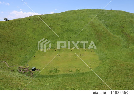 大室山登山リフトを降りた所から望む大室山火口にあるアーチェリー場 140255602