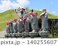 大室山山頂にある海に向かって立つ八ヶ岳地蔵尊 140255607