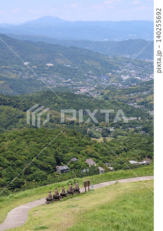 大室山山頂からの五智如来地蔵尊 140255692