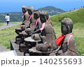 大室山お鉢周りにある富士山に向って座っている五智如来地蔵尊 140255693