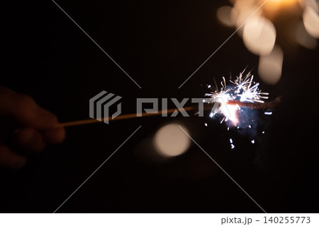 砂浜で手持ち花火 砂浜で手持ち花火 140255773