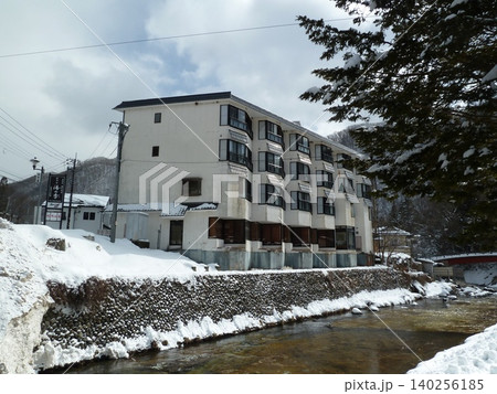 冬の湯西川温泉街(栃木県日光市)・湯西川の河原 冬の湯西川温泉街(栃木県日光市)・湯西川の河原 140256185