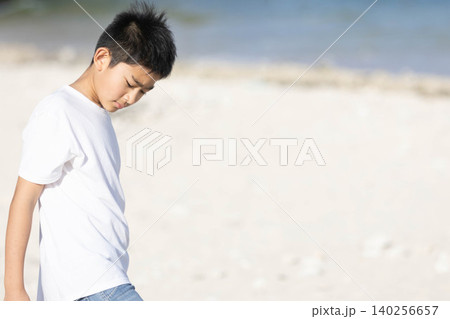 白い砂浜とTシャツの男の子の横顔 白い砂浜とTシャツの男の子の横顔 140256657