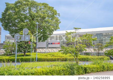 研究学園駅の駅舎外観と駅前ロータリーの新緑【茨城県つくば市研究学園】 研究学園駅の駅舎外観と駅前ロータリーの新緑【茨城県つくば市研究学園】 140256995