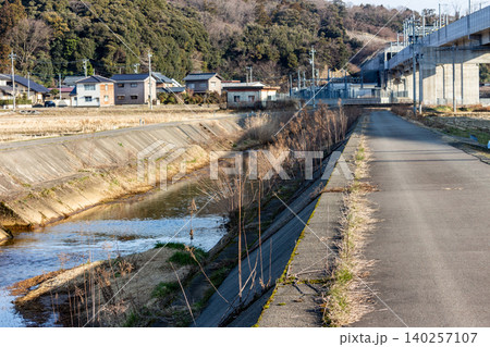日本の田舎の風景 新幹線高架と川沿いの道路 日本の田舎の風景 新幹線高架と川沿いの道路 140257107