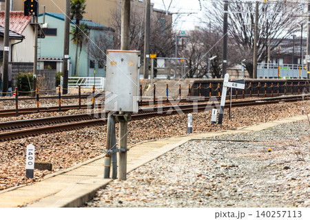 鉄道の線路と沿線設備 距離標と曲線標のある風景 鉄道インフラのイメージ 鉄道の線路と沿線設備 距離標と曲線標のある風景 鉄道インフラのイメージ 140257113