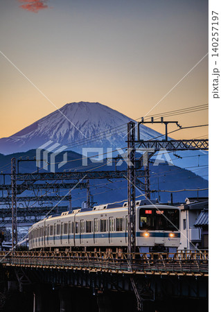夕暮れの富士山を望み走る小田急電車 夕暮れの富士山を望み走る小田急電車 140257197