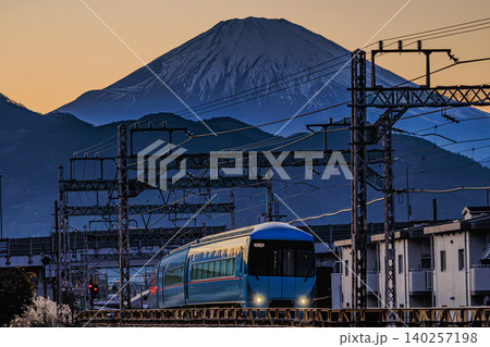 冬の富士山と小田急線の美しい鉄道風景 冬の富士山と小田急線の美しい鉄道風景 140257198