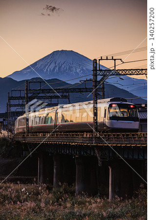 富士山を背景に走行する小田急通勤電車 富士山を背景に走行する小田急通勤電車 140257200