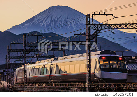 黄昏色の空と富士山、小田急線のある風景 140257201