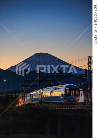 富士山を望み走る小田急特急ロマンスカー・MSEの夕景 富士山を望み走る小田急特急ロマンスカー・MSEの夕景 140257204