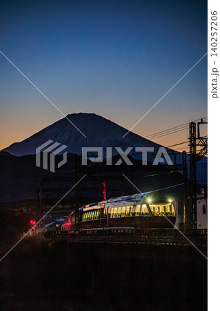黄昏の富士山を背に駆け抜ける小田急ロマンスカーGSE 黄昏の富士山を背に駆け抜ける小田急ロマンスカーGSE 140257206