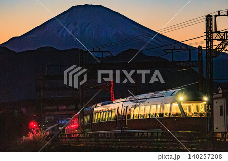 夕暮れの富士山を望み走る小田急ロマンスカー特急はこね 夕暮れの富士山を望み走る小田急ロマンスカー特急はこね 140257208
