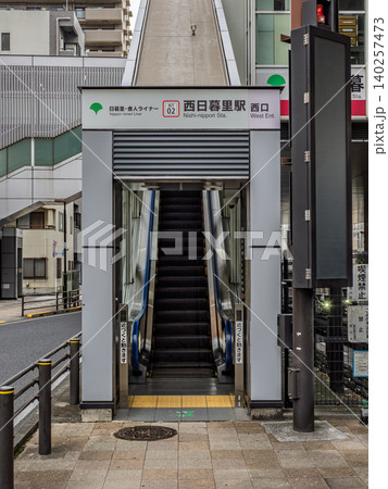 日暮里・舎人ライナー「西日暮里駅」西口の駅名表示 日暮里・舎人ライナー「西日暮里駅」西口の駅名表示 140257473