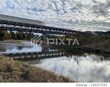 河川敷と高速道路、riverbank、Highway 140257541